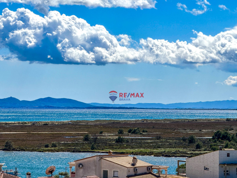 <p>Penthouse with panoramic views of the sea and the canal in Santa Margarida</p>