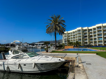 Canal con vistas a edificio