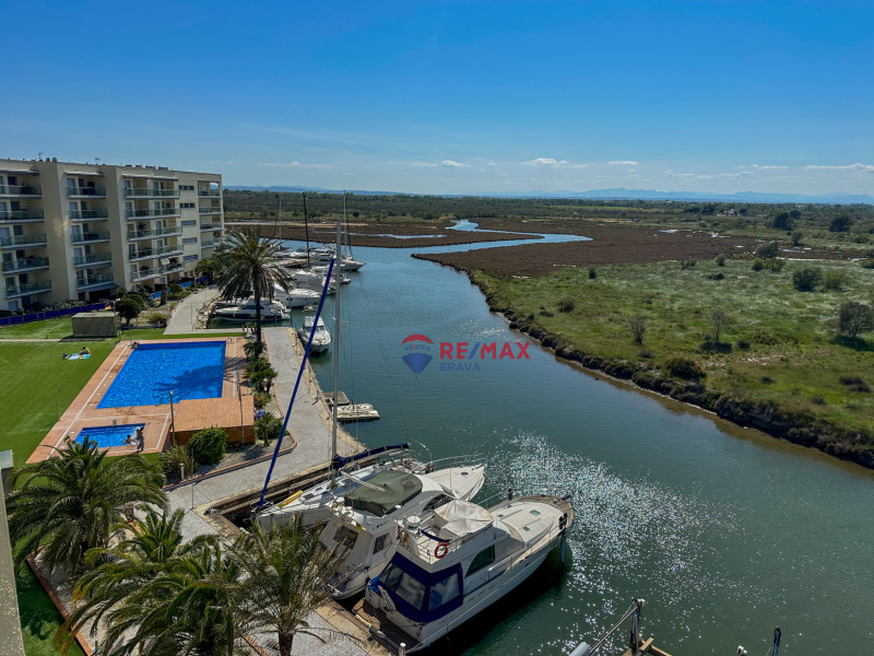 <p>Exclusive penthouse in Santa Margarida with stunning canal views and a communal pool</p>