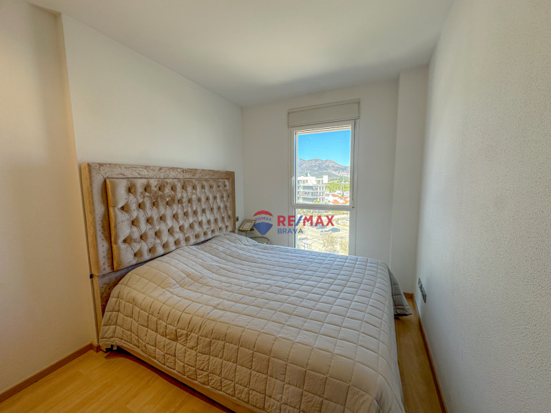 <p>Exclusive penthouse in Santa Margarida with stunning canal views and a communal pool</p>
