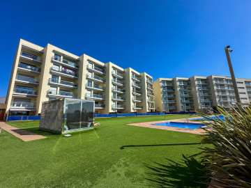 Piscina comunitaria y edificio