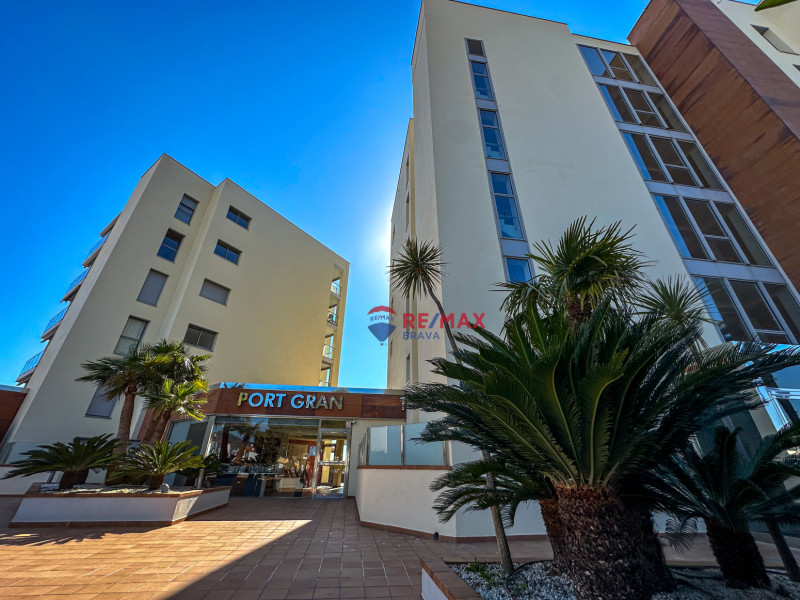 <p>Exclusive penthouse in Santa Margarida with stunning canal views and a communal pool</p>
