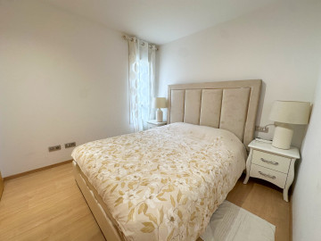 Dormitorio con ventana