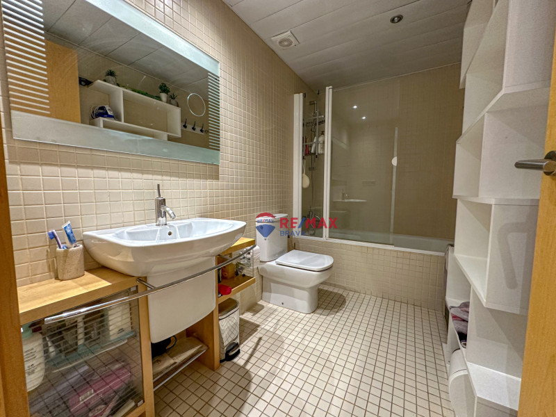 <p>Exclusive penthouse in Santa Margarida with stunning canal views and a communal pool</p>