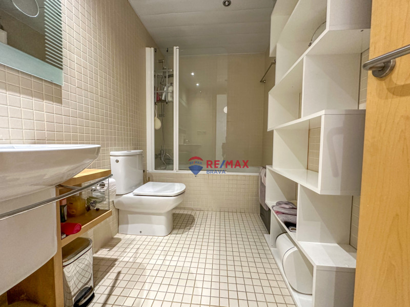 <p>Exclusive penthouse in Santa Margarida with stunning canal views and a communal pool</p>