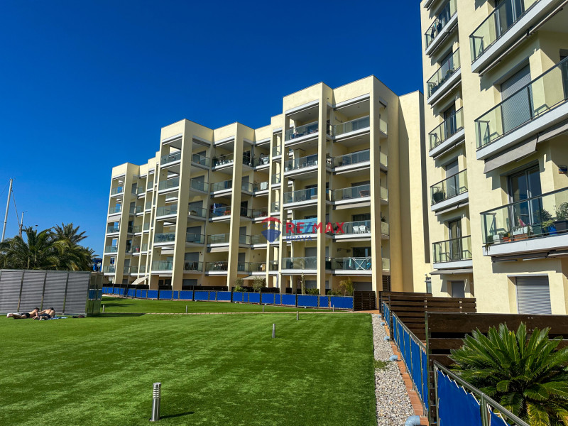 <p>Exclusive penthouse in Santa Margarida with stunning canal views and a communal pool</p>