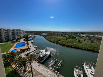 Vistas a canal desde apartamento