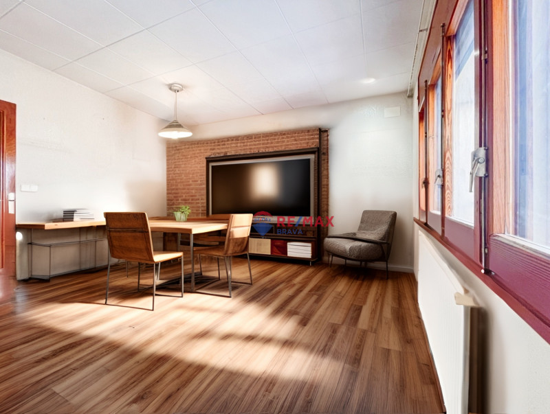 <p>Castellón d Empúries; Town house for investment of 2 floors</p>