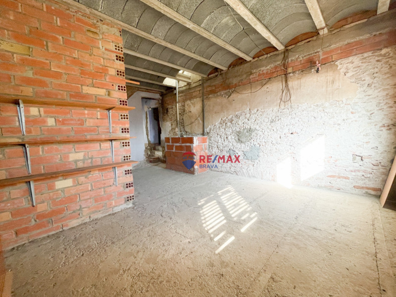 <p>Castellón d Empúries; Town house for investment of 2 floors</p>