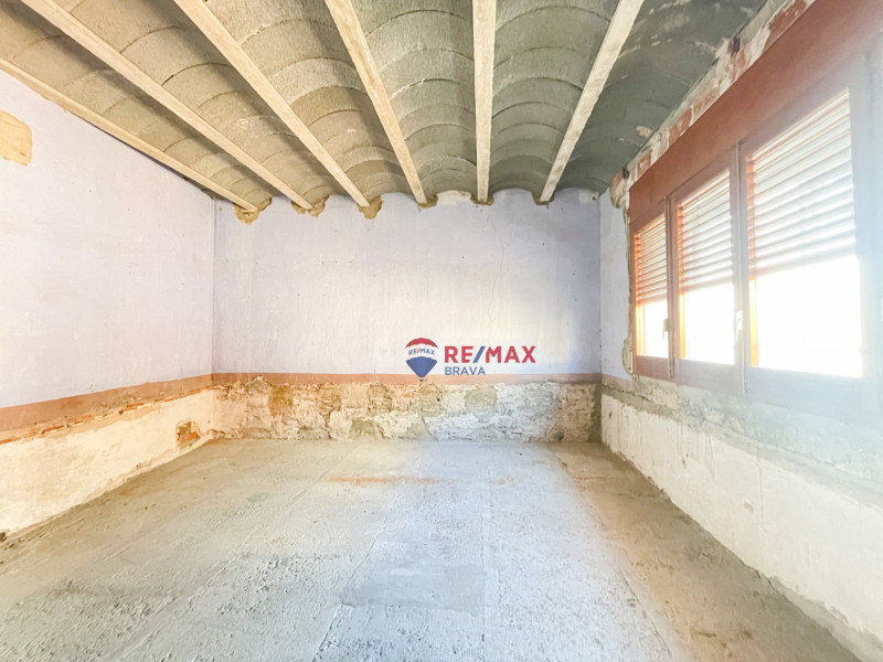 <p>Castellón d Empúries; Town house for investment of 2 floors</p>