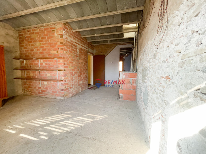 <p>Castellón d Empúries; Town house for investment of 2 floors</p>