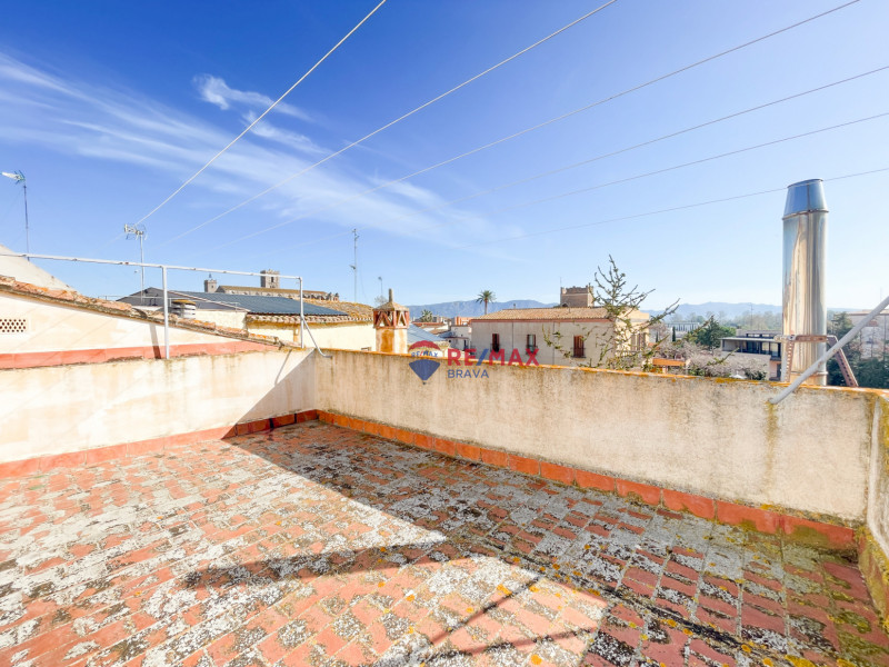 <p>Castellón d Empúries; Town house for investment of 2 floors</p>