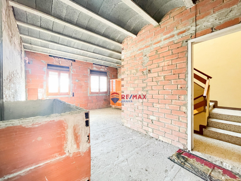 <p>Castellón d Empúries; Town house for investment of 2 floors</p>