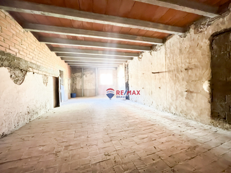 <p>Castellón d Empúries; Town house for investment of 2 floors</p>