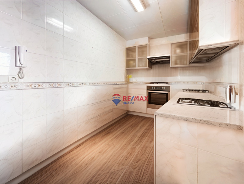 <p>Castellón d Empúries; Town house for investment of 2 floors</p>