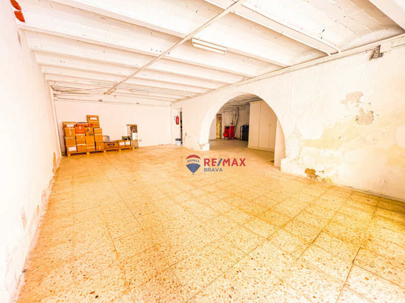 <p>Castellón d Empúries; Town house for investment of 2 floors</p>