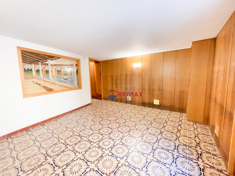<p>Castellón d Empúries; Town house for investment of 2 floors</p>
