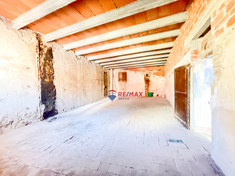<p>Castellón d Empúries; Town house for investment of 2 floors</p>