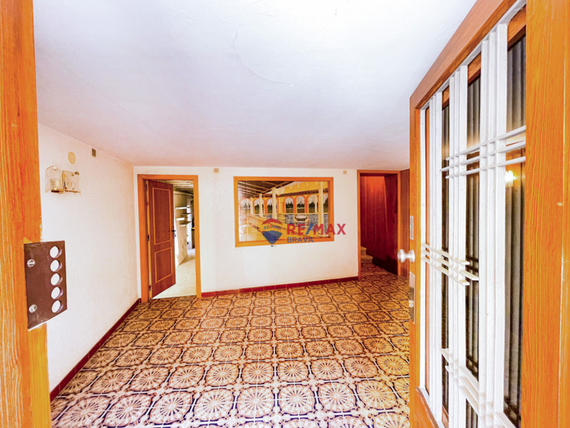 <p>Castellón d Empúries; Town house for investment of 2 floors</p>