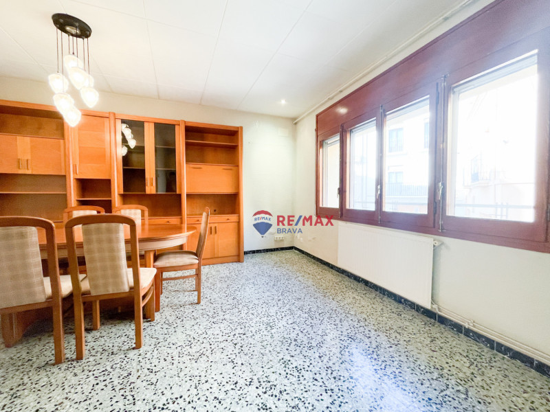<p>Castellón d Empúries; Town house for investment of 2 floors</p>