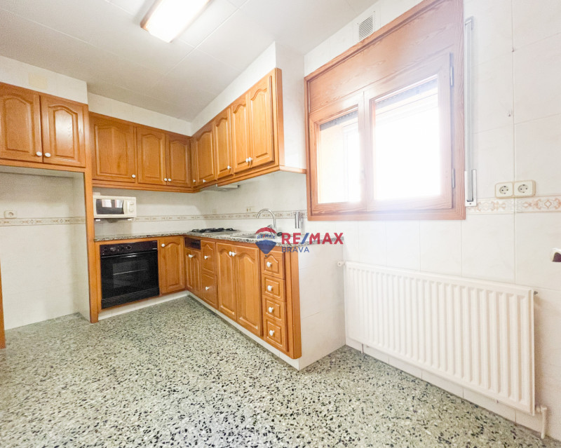 <p>Castellón d Empúries; Town house for investment of 2 floors</p>