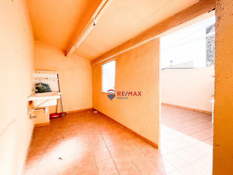 <p>Castellón d Empúries; Town house for investment of 2 floors</p>