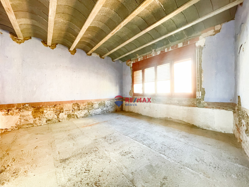 <p>Castellón d Empúries; Town house for investment of 2 floors</p>