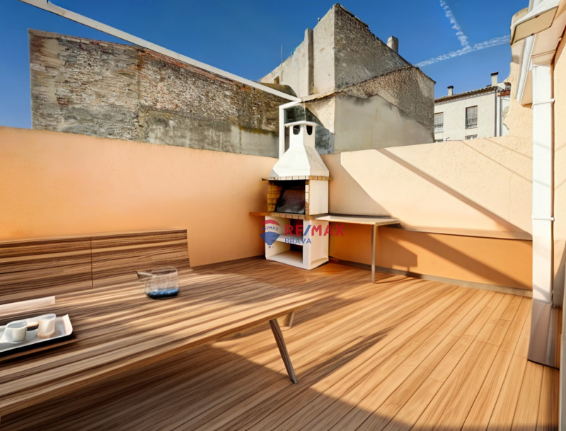<p>Castellón d Empúries; Town house for investment of 2 floors</p>