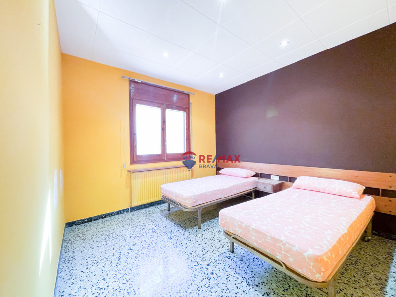 <p>Castellón d Empúries; Town house for investment of 2 floors</p>