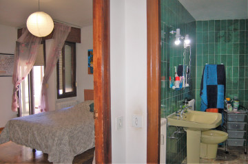 Dormitorio principal con baño