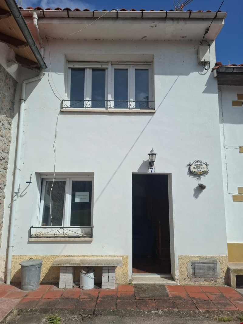 VILLAVICIOSA. CASA ADOSADA JUNTO A LA PLAYA DE RODILES