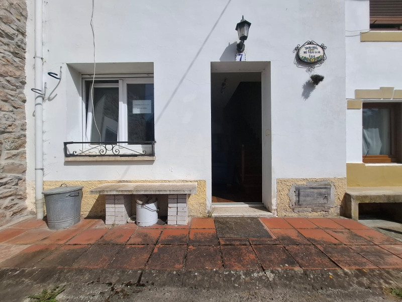 VILLAVICIOSA. CASA ADOSADA JUNTO A LA PLAYA DE RODILES