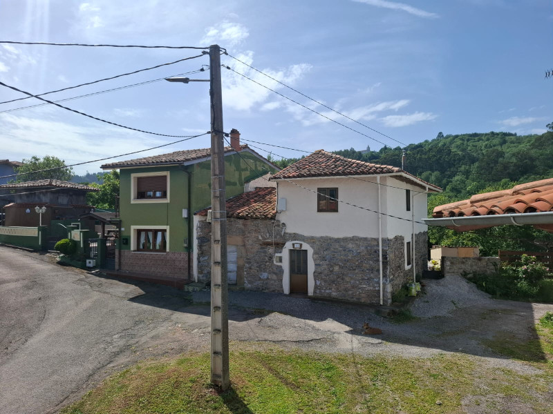 VILLAVICIOSA. CASA ADOSADA JUNTO A LA PLAYA DE RODILES