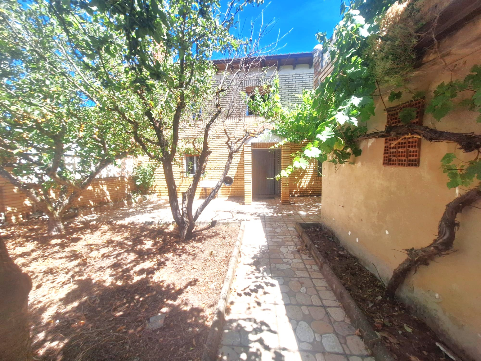 SE VENDE CASA CON PATIO EN VILLAZANZO DE VALDERADUEY