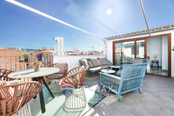 Beautiful refurbished duplex penthouse in the heart of the old town