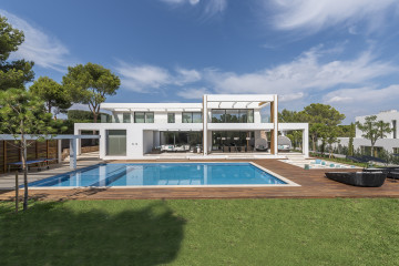 Villa de lujo de nueva construcción con piscina y hermoso jardín en Santa Ponsa