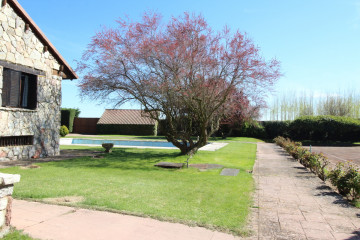 Jardín y acceso a la piscina y cancha de tenis 