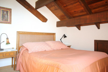 Habitación muy acogedora con techos de madera 