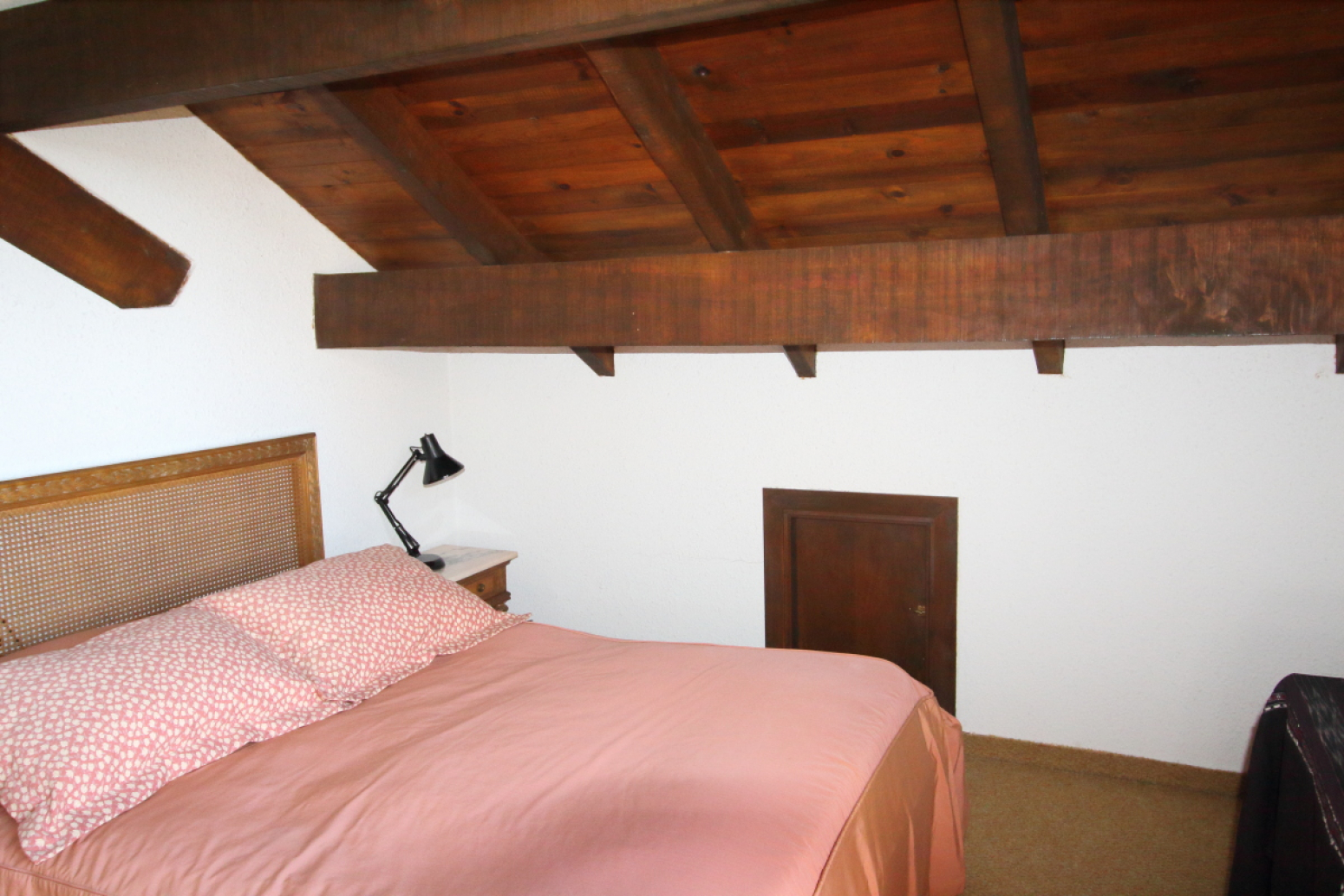 Acogedora habitación con techos de madera 