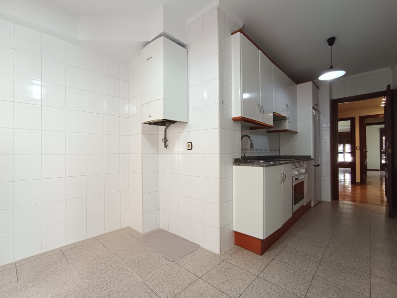Luminoso piso vac�o de 90 m� en alquiler, muy pr�ximo de Bego�a