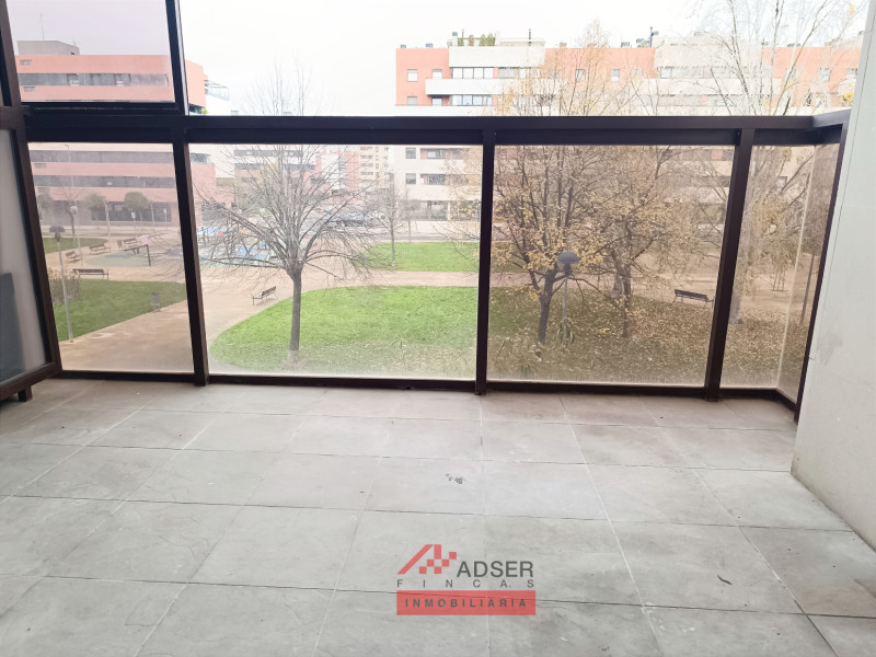 APARTAMENTO CON TERRAZA Y DOS TRASTEROS EN URBANIZACION CON PISCINA