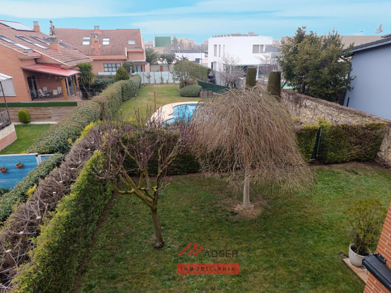 CHALET INDEPENDIENTE EN LARDERO CON JARDIN Y SALIDA DIRECTA A PISCINA