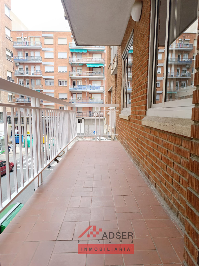 PISO EN CENTRO DE TRES DORMITORIOS CON TERRAZA