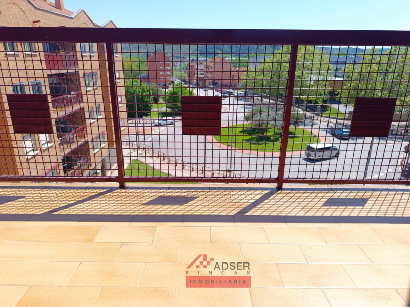 PISO COMPLETAMENTE EXTERIOR CON 2 TERRAZAS PISCINA GARAJE Y TRASTERO 