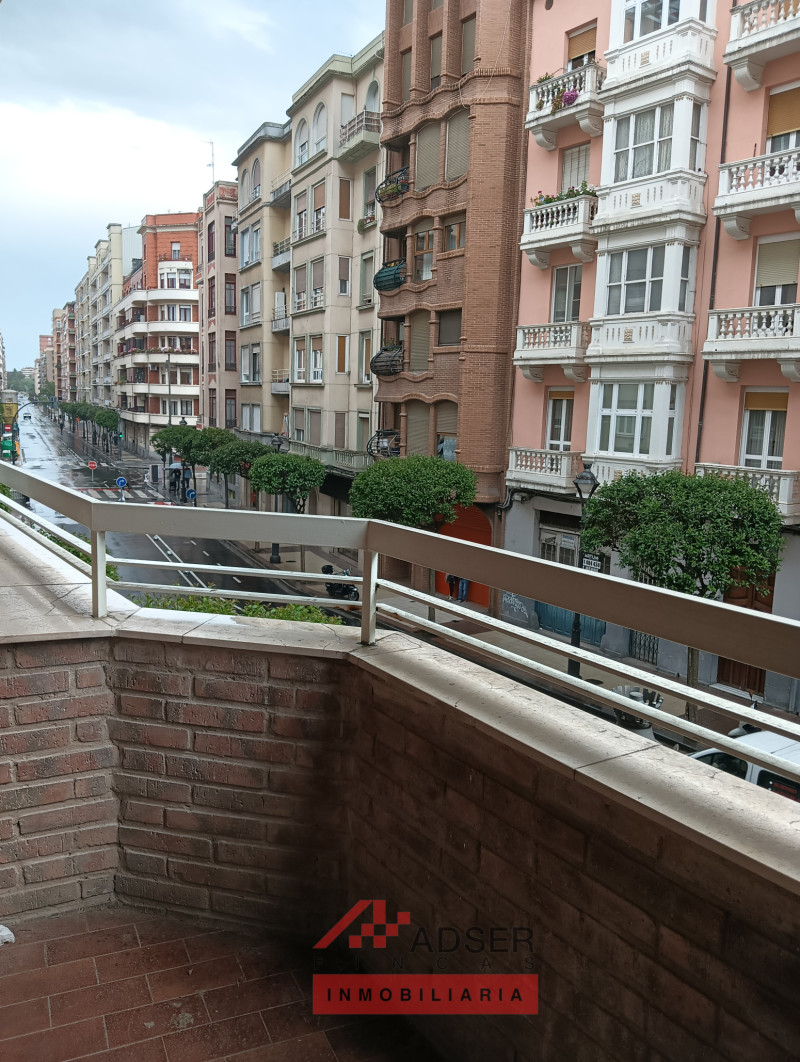 PISO CÉNTRICO DE CUATRO DORMITORIOS , TERRAZA Y BALCÓN.
