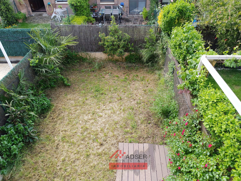 AMPLIO ADOSADO CON JARDIN EN URBANIZACIÓN CIUDAD DE SANTIAGO 