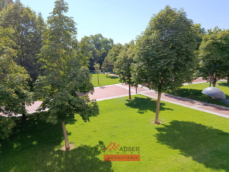 ADSER FINCAS PRESENTA APARTAMENTO EN PARQUE LAS GAUNAS ,DOS PLAZAS DE GARAJE Y TRASTERO