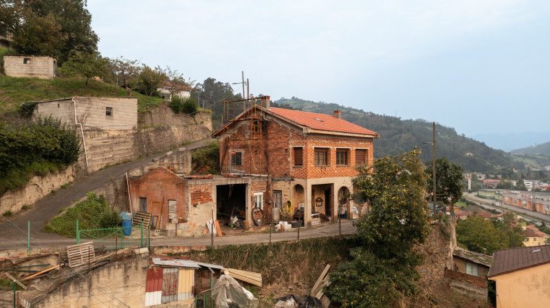 Venta de casa a medio reformar en El Entrego.