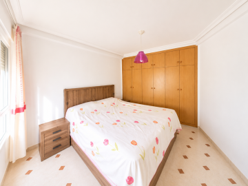 Dormitorio principal con armario empotrado y aire acondicionado