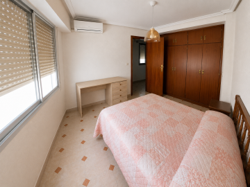 Segundo dormitorio con armario empotrado y aire acondicionado